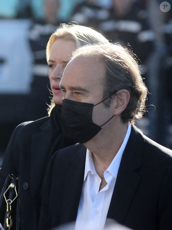 Xavier Niel et sa compagne Delphine Arnault - Arrivées aux obsèques de Bernard Tapie en la cathédrale de la Major à Marseille le 8 octobre 2021.

© Jacovides / Santini / Bestimage