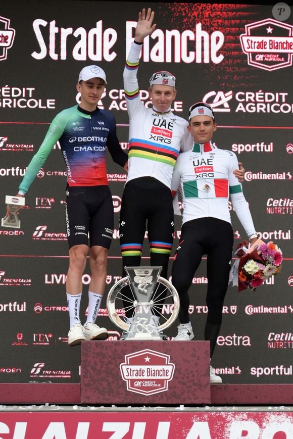 Paul Seixas (Decathlon CMA CGM Team), Tadej Pogacar (UAE Team Emirates XRG) et Isaac Del Toro (UAE Team Emirates XRG) lors de la Strade Bianche 2026, course cycliste de rue à Sienne, Italie, le 07 mars 2026
