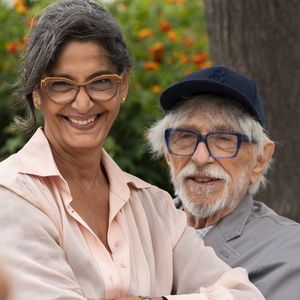Avec sa femme l'ancien mannequin brésilien de 27 ans sa cadette, Pierre Richard a un pied-à-terre sur place.

Pierre Richard et sa femme Ceyla Lacerda Photocall de "L'Homme qui a vu l'ours qui a vu l'homme" lors du 78ème Festival International du Film de Cannes, le 22 mai 2025.
© Jacovides/Moreau/Bestimage