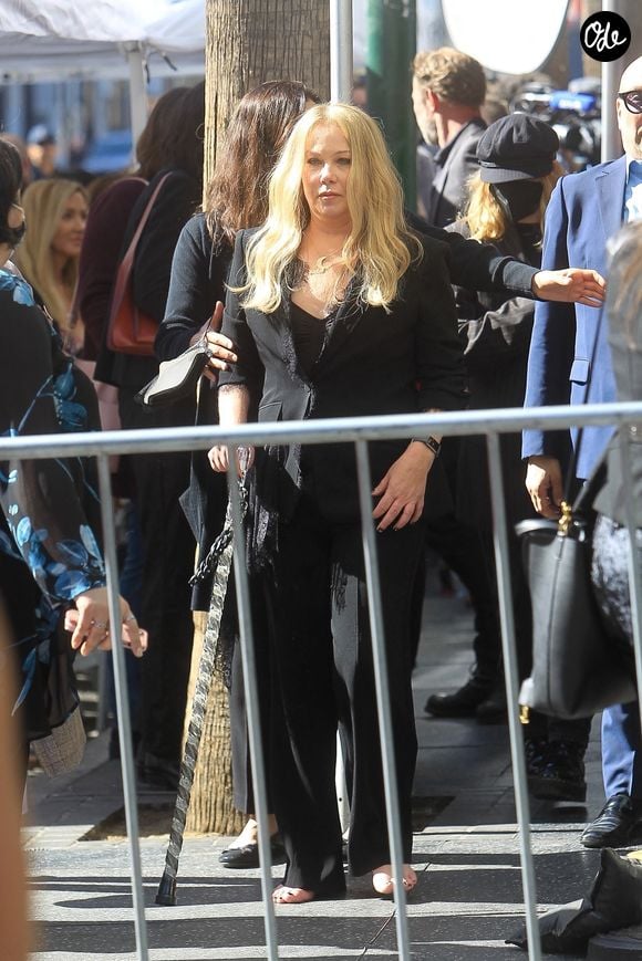 Christina Applegate inaugure son étoile sur le "Walk of Fame" à Hollywood lors de sa première apparition publique depuis l'annonce de sa sclérose en plaques, le 14 novembre 2022. 

Photo : Backgrid USA / Bestimage