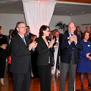 Christophe Robino, le conseiller de gouvernement-ministre pour les affaires sociales et la santé, la princesse Stéphanie de Monaco et le prince Albert II de Monaco durant les 30 ans de l'association Ecoute Cancer Réconfort au Yacht Club de Monaco, le 29 novembre 2022
© Bruno Bebert / Bestimage