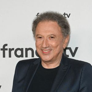 Michel Drucker au photocall pour la conférence de presse de rentrée de France TV à la Grande Halle de la Villette à Paris, France, le 6 juillet 2022. © Coadic Guirec/Bestimage