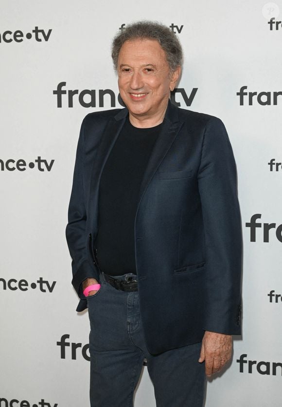 Michel Drucker au photocall pour la conférence de presse de rentrée de France TV à la Grande Halle de la Villette à Paris, France, le 6 juillet 2022. © Coadic Guirec/Bestimage
