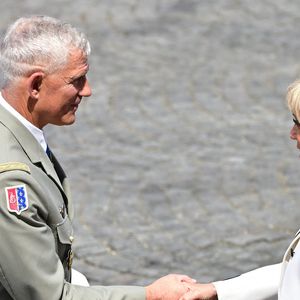 Brigitte Macron, Thierry Burkhard, Chef d'état-major des armées - Cérémonie du 145ème défilé militaire du 14 juillet, jour de la Fête Nationale, avenue des Champs-Elysées à Paris.
© Christian Liewig / Bestimage