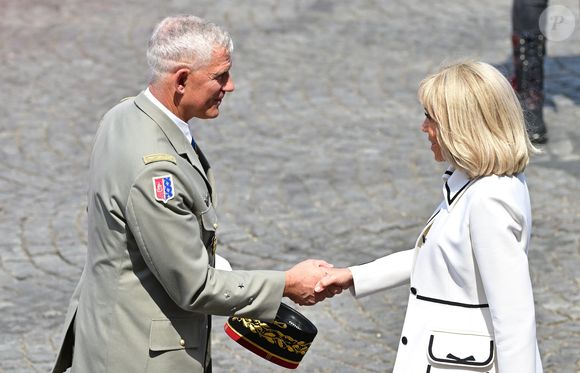 Brigitte Macron, Thierry Burkhard, Chef d'état-major des armées - Cérémonie du 145ème défilé militaire du 14 juillet, jour de la Fête Nationale, avenue des Champs-Elysées à Paris.
© Christian Liewig / Bestimage