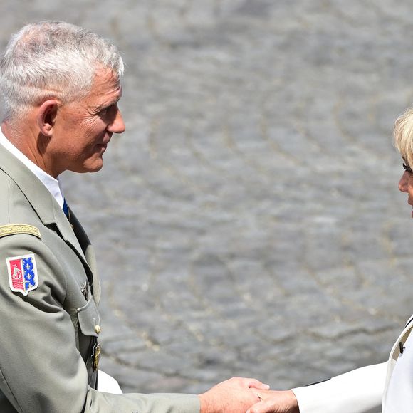 Brigitte Macron, Thierry Burkhard, Chef d'état-major des armées - Cérémonie du 145ème défilé militaire du 14 juillet, jour de la Fête Nationale, avenue des Champs-Elysées à Paris.
© Christian Liewig / Bestimage