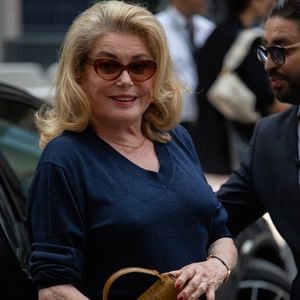 Catherine Deneuve - Les célébrités au défilé AMI "Collection Homme Prêt-à-Porter Printemps/Eté 2026" lors de la Fashion Week de Paris, le 25 juin 2025

© Thibault Duboucher / Bestimage