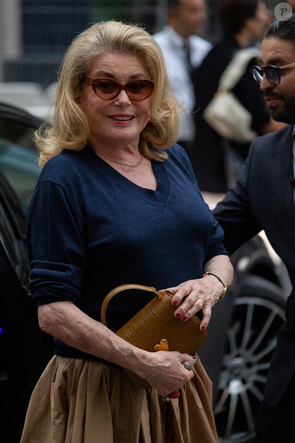 Catherine Deneuve - Les célébrités au défilé AMI "Collection Homme Prêt-à-Porter Printemps/Eté 2026" lors de la Fashion Week de Paris, le 25 juin 2025

© Thibault Duboucher / Bestimage