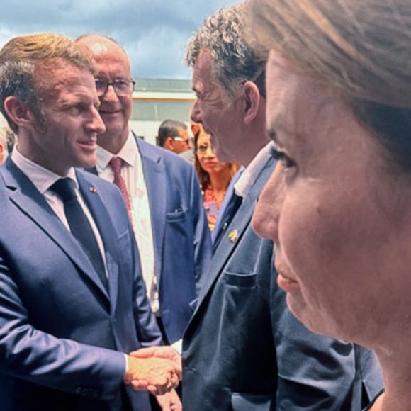 Ce voyage a également permis à Stéphane Plaza de développer ses activités sur l’île, avec l’ouverture prochaine de deux franchises Stéphane Plaza Immobilier. 

Exclusif - Stéphane Plaza, en voyage d'affaire pour trouver de nouveaux franchisés à Île Maurice, a reçu une invitation du président Emmanuel Macron à l'occasion de l'inauguration du nouveau site de l'Ambassade de France à Maurice à l'immeuble "The Workplace", Moka-Telfair, le vendredi 21 novembre 2025. © Bestimage