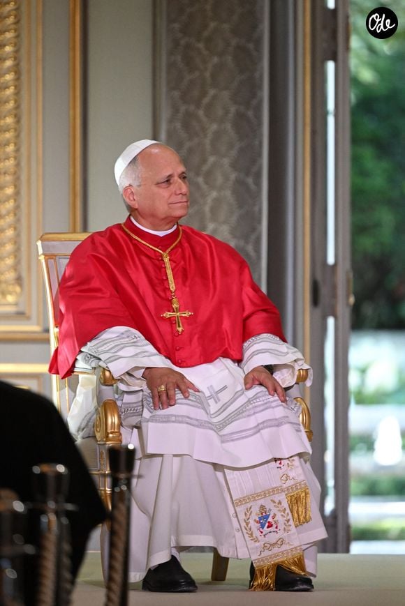 Entre ses rendez-vous officiels et ses déplacements en papamobile, le pape profite ainsi d’une adresse parisienne aussi discrète que singulière.

Le président Emmanuel Macron et le pape Leon XIV lors d'une déclaration après leur entretien au palais de l'Elysée à Paris, le 25 septembre 2026. © Jeanne Accorsini / Pool / Bestimage