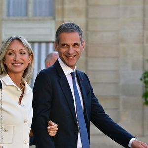 Les actifs auraient été dépréciés de 464 millions d'euros, sur fond de concurrence accrue, de crise publicitaire et de nombreux départs de journalistes. 

Rodolphe Saadé, Pdg de CMA-CGM et sa femme Véronique Albertini-Saadé, présidente de CMA - Personnalités à la sortie de la cérémonie de remise de légion d'honneur de Jean-Paul Bigard, Pdg de l'entreprise éponyme, au palais de l'Elysée à Paris le 27 mai 2026.

© Christian Liewig / Bestimage