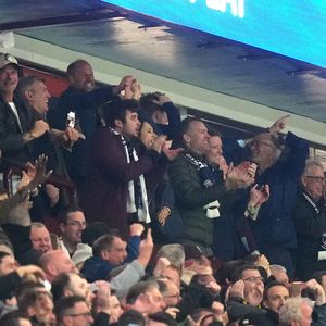 Le Prince de Galles et d'autres supporters d'Aston Villa réagissent dans les tribunes lors du quart de finale retour de l'UEFA Champions League à Villa Park, Birmingham. Date de la photo : mardi 15 avril 2025. ... Aston Villa - Paris Saint-Germain - UEFA Champions League - Quart de finale - Match retour - Villa Park 
©David Davies/PA Wire /ABACA