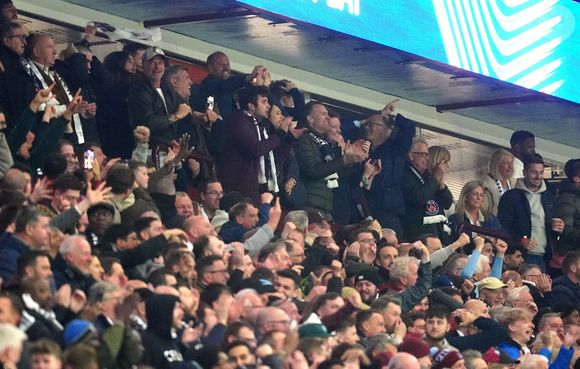Le Prince de Galles et d'autres supporters d'Aston Villa réagissent dans les tribunes lors du quart de finale retour de l'UEFA Champions League à Villa Park, Birmingham. Date de la photo : mardi 15 avril 2025. ... Aston Villa - Paris Saint-Germain - UEFA Champions League - Quart de finale - Match retour - Villa Park 
©David Davies/PA Wire /ABACA