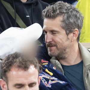 Guillaume Canet et sa fille Louise dans les tribunes lors des Internationaux de France de Tennis de Roland Garros 2025, à Paris, France, le 5 juin 2025. © Jacovides-Moreau/Bestimage