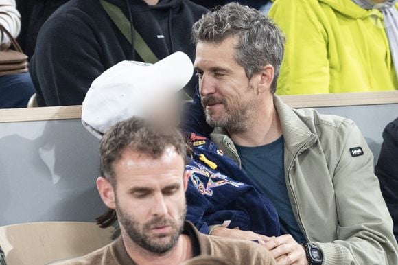 Guillaume Canet et sa fille Louise dans les tribunes lors des Internationaux de France de Tennis de Roland Garros 2025, à Paris, France, le 5 juin 2025. © Jacovides-Moreau/Bestimage
