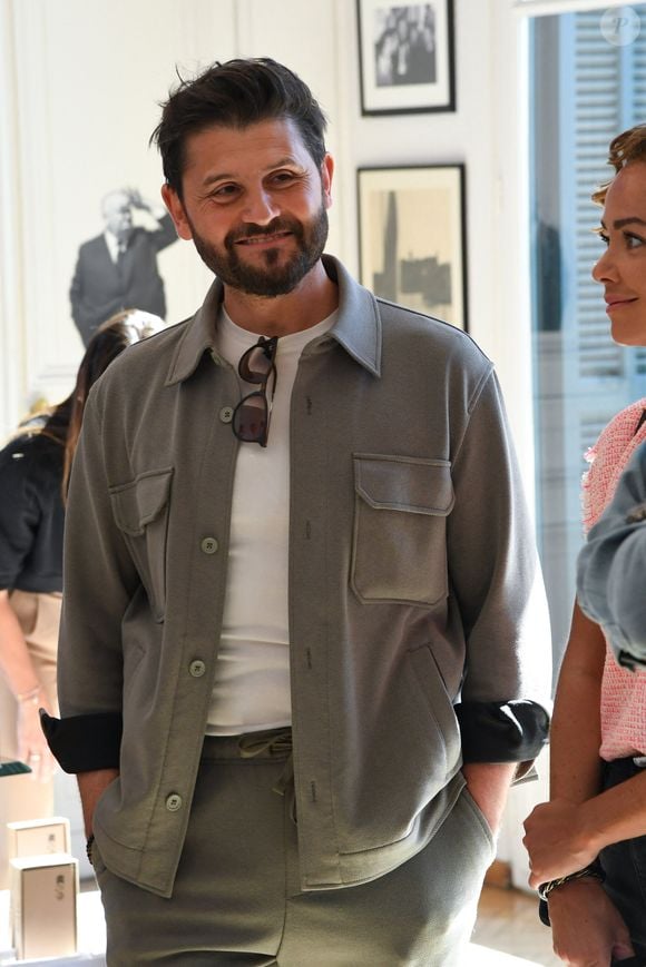 L'animateur ne s'est pour l'heure pas exprimé sur ce qu'il venait de lui arriver.

Christophe Beaugrand - D.Lisnard, maire de Cannes, reçoit les animateurs de l'émission Ninja Warrior, à l'Hôtel de Ville de Cannes, le 31 mars 2025. 
© Lionel Urman / Bestimage