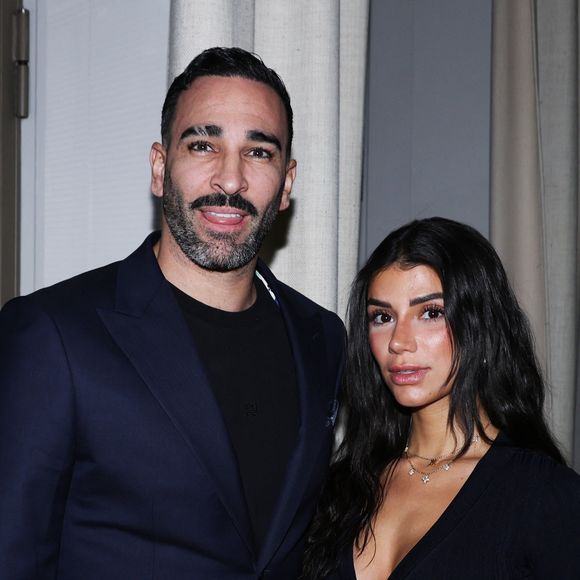 A 40 ans, Adil Rami est prêt à passer un grand cap 

Adil Rami et sa compagne Louana Franco - Vernissage de l'exposition photos et du livre "La Boxe fait son cinéma" à l'hôtel Brach à Paris le 23 Septembre 2025. Ces clichés rendent hommage à plus de cinquante acteurs immortalisés dans des scènes où le noble art rencontre le 7ème art. © Denis Guignebourg/Bestimage