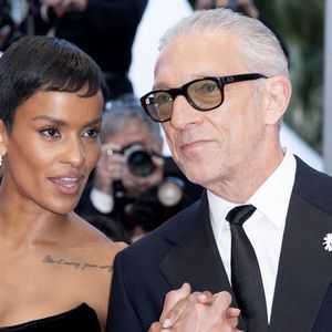 Le couple a illuminé le tapis rouge jeudi soir, affichant une complicité évidente et un style impeccable qui a captivé tous les regards.

Narah Baptista et son compagnon Vincent Cassel (Montre Audemars Piguet) - Montée des marches du film " Histoires parallèles " lors du 79ème Festival International du Film de Cannes, le 14 mai 2026. © Olivier Borde / Bestimage
