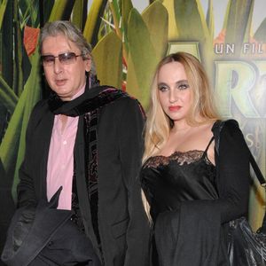 Le chanteur Alain Bashung et sa femme Chloés Mons posent ensemble alors qu'ils arrivent à la première du film 'Arthur et les Minimoys' au Gaumont Marignan à Paris, France, le 27 novembre 2006. Photo de Nicolas Khayat/ABACAPRESS.COM