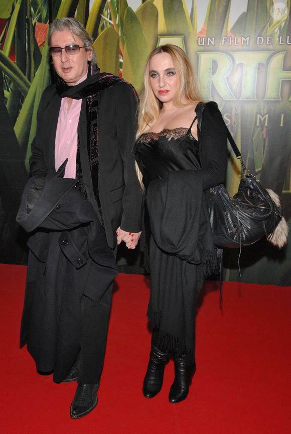 Le chanteur Alain Bashung et sa femme Chloés Mons posent ensemble alors qu'ils arrivent à la première du film 'Arthur et les Minimoys' au Gaumont Marignan à Paris, France, le 27 novembre 2006. Photo de Nicolas Khayat/ABACAPRESS.COM