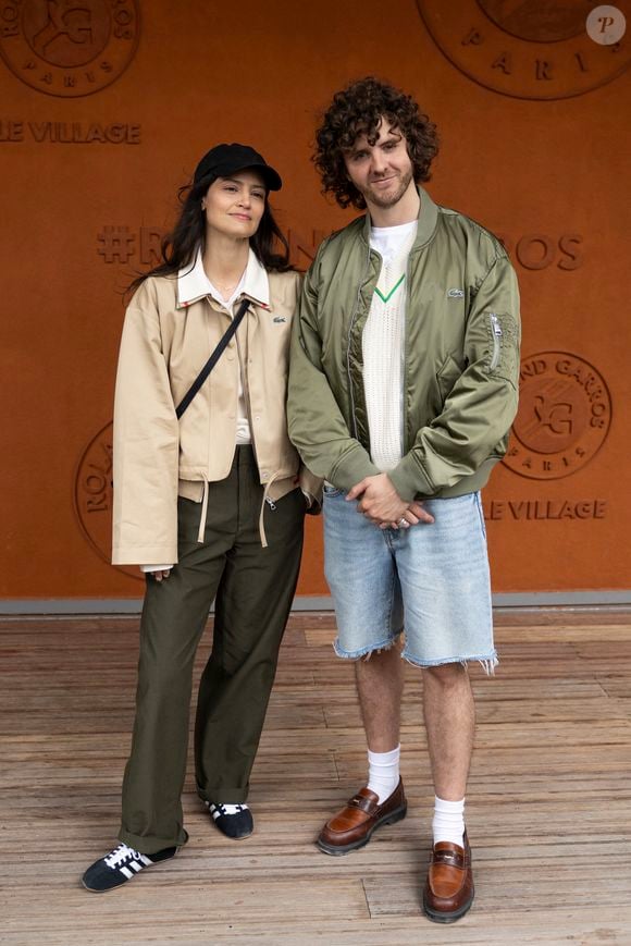 Habitués du tournoi, Lucie et Thomas semblent faire de Roland-Garros un rituel discret mais régulier dans leur vie de couple

Lucie Boujenah et son compagnon Thomas Solivéres au village lors des Internationaux de France de Tennis de Roland Garros 2025, à Paris, France, le 5 Juin 2025. © Jacovides-Moreau/Bestimage