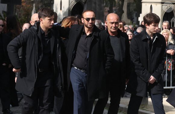 Michel Ferracci et ses fils Enzo et Mael arrivent à l'enterrement de l'actrice belge Emilie Dequenne au crématorium du cimetière du Père Lachaise à Paris, France, le 26 mars 2025. Emilie Dequenne, qui avait remporté le prix de la meilleure actrice au Festival de Cannes en 1999 pour son premier rôle dans le film Rosetta des Dardenne, est décédée à l'âge de 43 ans des suites d'un cancer rare des glandes surrénales. Photo by Jerome Domine/ABACAPRESS.COM