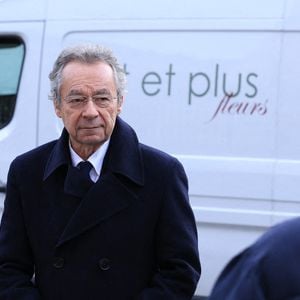 Michel Denisot était lui aussi présent, témoignant de l’influence et du charisme de Courbis dans le monde du football et des médias.

Michel Denisot arrivant à la cérémonie d'enterrement de Rolland Courbis à l'église de la Madeleine à Paris, France, le 14 janvier 2026. Rolland Courbis, ancien footballeur français, entraîneur et commentateur médiatique au franc-parler, est décédé à l'âge de 72 ans. Photo par Jerome Domine/ABACAPRESS.COM