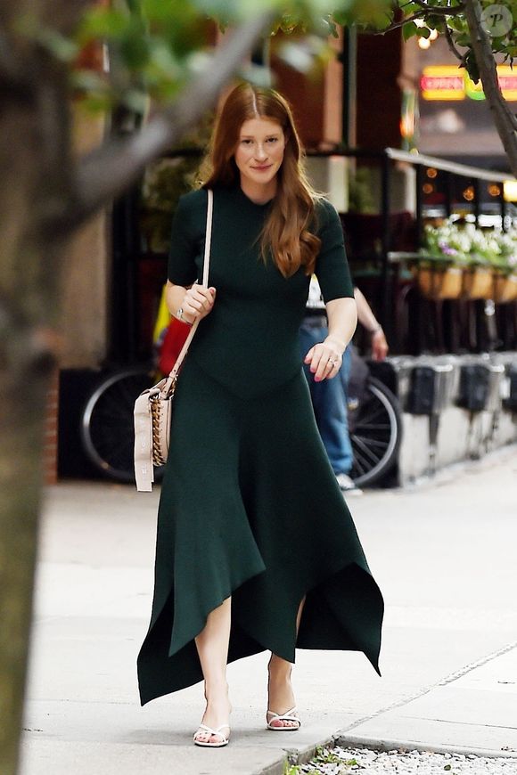 New York City, NY - Jennifer Gates, la fille du magnat de la technologie Bill Gates, a été vue dans le quartier de Tribeca à New York. Elle était élégante et sans effort dans une robe verte et portait un sac à bandoulière Frayme rose blush de Stella McCartney, ajoutant une touche de luxe à son ensemble.



Sur la photo : Jennifer Gates