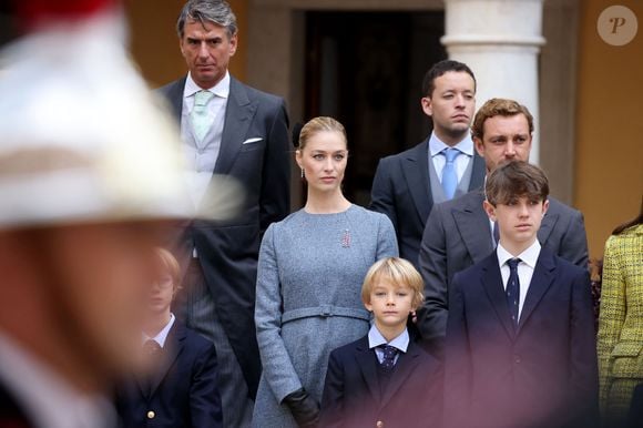 Pierre Casiraghi, Beatrice Borromeo, leurs enfants Stefano et Francesco, Raphaël Elmaleh - La famille princière monégasque dans la cour d'honneur du palais lors de la la fête nationale à Monaco le 19 novembre 2025. © Dominique Jacovides - Bruno Bebert / Bestimage