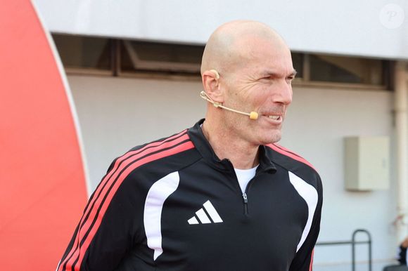 Zinedine Zidane et le footballeur Kuai Jiwen visitent l'université Jiao Tong de Shanghai lors de leur tournée en Chine - 30/11/2025 © Imago/PsnewZ/Bestimage
