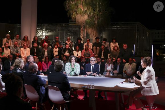 Exclusif - Jean Imbert, Lea Salamé, Paul de Saint Sernin, Malou Khebizi, Agathe Riedinger, Christophe Dechavanne, Pierre Lescure, Charlotte Dhenaux, Pierre-Antoine Capton, Philippe Caverivière sur le plateau de l'émission "Quelle Epoque!" lors du 77ème Festival International du Film de Cannes le 18 mai 2024. © Jack Tribeca / Bestimage