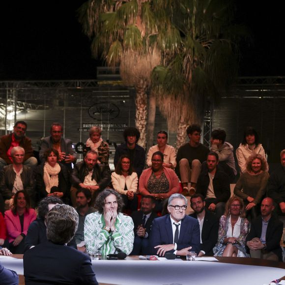 Exclusif - Jean Imbert, Lea Salamé, Paul de Saint Sernin, Malou Khebizi, Agathe Riedinger, Christophe Dechavanne, Pierre Lescure, Charlotte Dhenaux, Pierre-Antoine Capton, Philippe Caverivière sur le plateau de l'émission "Quelle Epoque!" lors du 77ème Festival International du Film de Cannes le 18 mai 2024. © Jack Tribeca / Bestimage