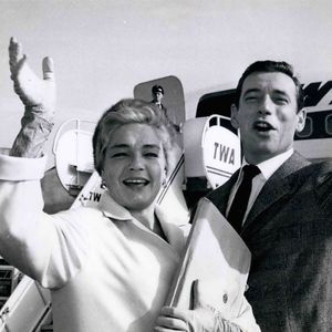 Yves Montand et Simone Signoret à l'aéroport de New-York.  © Keystone Press Agency/ZUMA Press Wire)