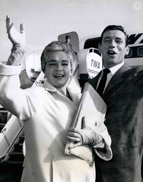 Yves Montand et Simone Signoret à l'aéroport de New-York.  © Keystone Press Agency/ZUMA Press Wire)