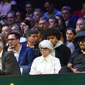 Yannick Noah et sa compagne n'étaient pas le seul couple présent dans les tribunes.

Marina Ferrari (ministre des Sports, de la Jeunesse), Gilles Moretton ( président de la FFT), Yannick Noah, sa compagne Malika  - Jannik Sinner remporte le Rolex Paris Masters 2025 face à Félix Auger-Aliasime à la Défense Arena le 2 novembre 2025 . © Veeren/Bestimage