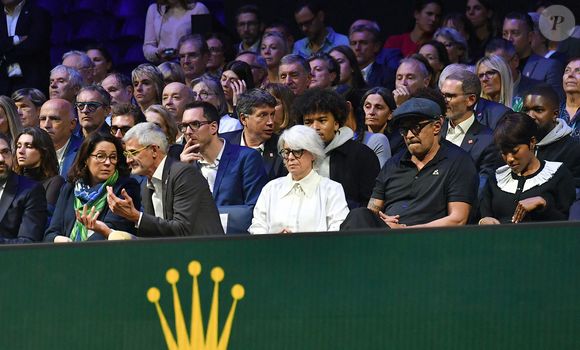 Yannick Noah et sa compagne n'étaient pas le seul couple présent dans les tribunes.

Marina Ferrari (ministre des Sports, de la Jeunesse), Gilles Moretton ( président de la FFT), Yannick Noah, sa compagne Malika  - Jannik Sinner remporte le Rolex Paris Masters 2025 face à Félix Auger-Aliasime à la Défense Arena le 2 novembre 2025 . © Veeren/Bestimage