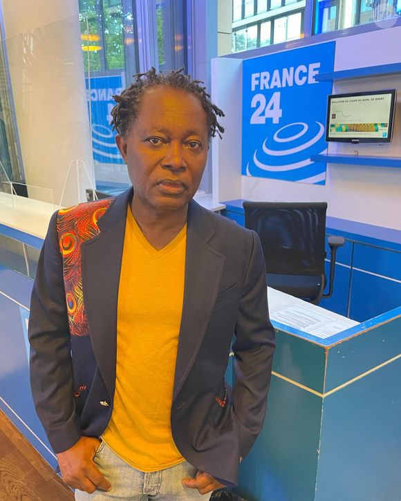 Dans cette vidéo, l'artiste international le félicite, confie avoir été touché par sa musique et le qualifie de "vrai artiste avec un grand A".

Lokua Kanza, Instagram