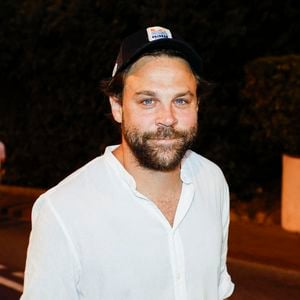 Le comédien et metteur en scène dirige désormais 34 salariés permanents, en plus des artistes et intermittents.

Exclusif - Arthur Jugnot - Représentation de la pièce "Dolores" avec O. Sitruk lors des Nuits Classiques du festival de Ramatuelle le 4 aout 2026. © Cyril Bruneau/Festival de Ramatuelle/Bestimage