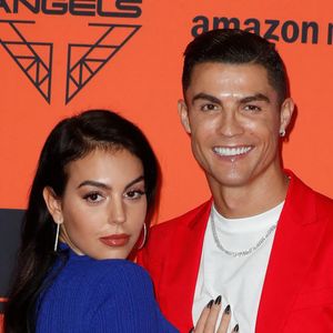 En raison d'un manque crucial d'intimité causé par le vis-à-vis des habitations voisines, le joueur aurait finalement renoncé à s'y installer et aurait pris la décision de remettre le bien sur le marché.

Cristiano Ronaldo et sa compagne Georgina Rodriguez à la soirée MTV European Music Awards (MTV EMA's) au FIBES Conference and Exhibition Centre à Séville en Espagne.
Bestimage