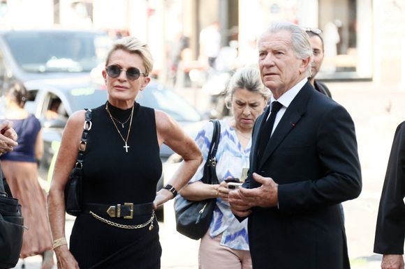 Sophie Davant et son compagnon William Leymergie - Arrivées aux obsèques de Philippe Labro en l'église de Saint-Germain-des-Prés à Paris le 13 juin 2025. © Dominique Jacovides - Christophe Clovis / Bestimage
