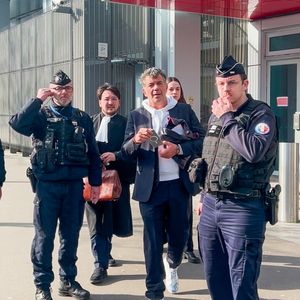 Stéphane Plaza en larmes à la sortie de son procès après avoir été reconnu coupable de "violences habituelles par concubin" et condamné à 12 mois de prison avec sursis, à Paris, France, le 18 février 2025. © Yehiel Chekroune/Bestimage