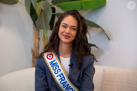 Hinaupoko Devèze, Miss France 2026 en séance dédicace au centre commercial l'Atoll à Angers, France, le 7 mars 2026. © Emilien Jousselin/PsNewZ/Bestimage