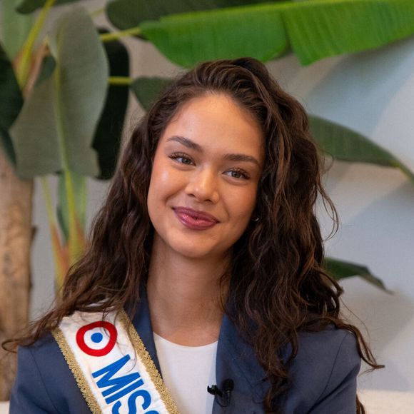 Hinaupoko Devèze, Miss France 2026 en séance dédicace au centre commercial l'Atoll à Angers, France, le 7 mars 2026. © Emilien Jousselin/PsNewZ/Bestimage