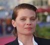 Quant à sa mise en beauté, la femme du chanteur Raphaël, avec qui elle a eu trois garçons (Roman, né en 2008, Aliocha, né en 2013, et Isaac, né en 2024) arborait une coupe courte et les cheveux plaqués en arrière et gominés.

Mélanie Thierry (Swann d'Or de la meilleure actrice) -  Arrivées des personnalités sur le tapis rouge lors de la 40e édition du Festival de Cabourg « Journées romantiques »  le 13 juin 2026.
© Coadic Guirec / Bestimage