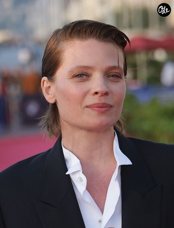 Quant à sa mise en beauté, la femme du chanteur Raphaël, avec qui elle a eu trois garçons (Roman, né en 2008, Aliocha, né en 2013, et Isaac, né en 2024) arborait une coupe courte et les cheveux plaqués en arrière et gominés.

Mélanie Thierry (Swann d'Or de la meilleure actrice) -  Arrivées des personnalités sur le tapis rouge lors de la 40e édition du Festival de Cabourg « Journées romantiques »  le 13 juin 2026.
© Coadic Guirec / Bestimage