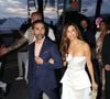 Depuis cette seconde rencontre, le couple ne s'est plus quitté et s'est marié en 2016.

Eva Longoria éblouit dans une robe blanche bustier ornée de détails à basque en se promenant sur la Croisette aux côtés de son mari, José Antonio Bastón. Ce dernier complète parfaitement son élégance avec un costume bleu marine et une chemise rose pâle.
Backgrid USA / Bestimage