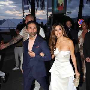 Depuis cette seconde rencontre, le couple ne s'est plus quitté et s'est marié en 2016.

Eva Longoria éblouit dans une robe blanche bustier ornée de détails à basque en se promenant sur la Croisette aux côtés de son mari, José Antonio Bastón. Ce dernier complète parfaitement son élégance avec un costume bleu marine et une chemise rose pâle.
Backgrid USA / Bestimage