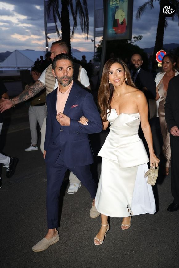 Depuis cette seconde rencontre, le couple ne s'est plus quitté et s'est marié en 2016.

Eva Longoria éblouit dans une robe blanche bustier ornée de détails à basque en se promenant sur la Croisette aux côtés de son mari, José Antonio Bastón. Ce dernier complète parfaitement son élégance avec un costume bleu marine et une chemise rose pâle.
Backgrid USA / Bestimage