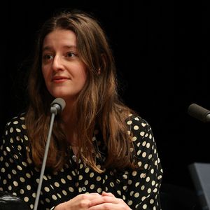 Dans un entretien accordé au Parisien, elle évoque un départ serein et assure qu'elle n'a été ni poussée vers la sortie ni recrutée par une autre chaîne.

La journaliste et écrivaine Ambre Chalumeau lors d'un échange avec son public lors de la sortie de son livre "Les Vivants" - Stock, à la Station Ausone - Librairie Mollat à Bordeaux, France, le 25 mars 2025.

© Jean-Marc Lhomer/Bestimage