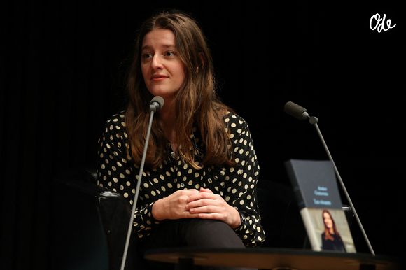 Dans un entretien accordé au Parisien, elle évoque un départ serein et assure qu'elle n'a été ni poussée vers la sortie ni recrutée par une autre chaîne.

La journaliste et écrivaine Ambre Chalumeau lors d'un échange avec son public lors de la sortie de son livre "Les Vivants" - Stock, à la Station Ausone - Librairie Mollat à Bordeaux, France, le 25 mars 2025.

© Jean-Marc Lhomer/Bestimage